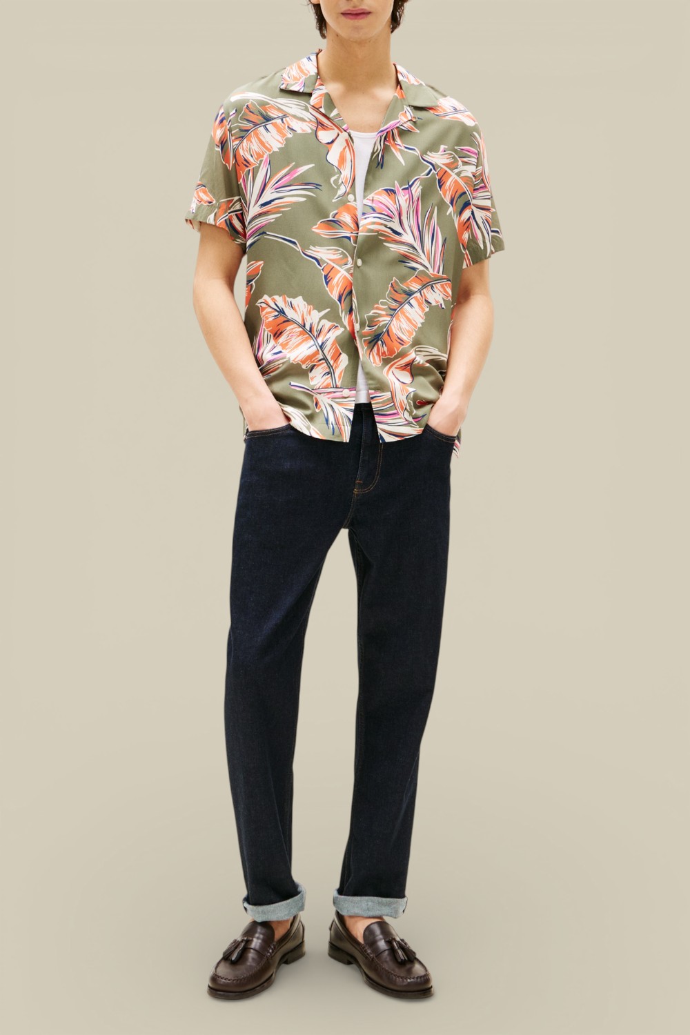 תמונת כל הלוק של חולצת כפתורים קצרה